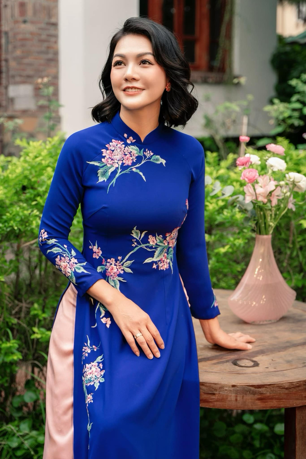 Điểm tạo nên dấu ấn của Hoàng Xuân là chị luôn chọn những trang phục có màu sắc sặc sỡ nổi bật, gây ấn tượng đặc biệt về thị giác cho người nhìn.