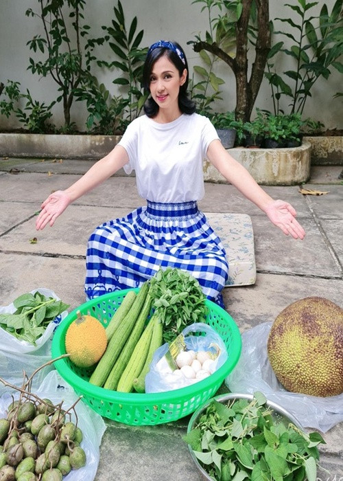 Việt Trinh bày tỏ niềm vui sướng khi thường xuyên thu hoạch rau trái. Ảnh: FB Việt Trinh.