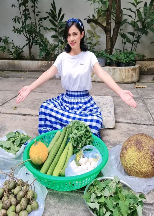 Việt Trinh bày tỏ niềm vui sướng khi thường xuyên thu hoạch rau trái. Ảnh: FB Việt Trinh.