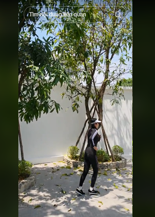 Bà mẹ một con chạy bộ quanh nhà. Ảnh: TikTok Việt Trinh.