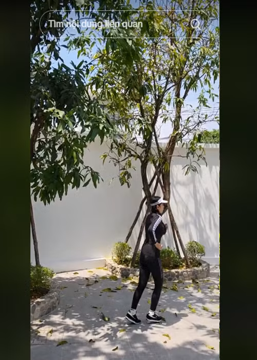 Bà mẹ một con chạy bộ quanh nhà. Ảnh: TikTok Việt Trinh.