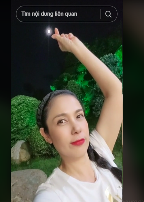 Nữ diễn viên cảm thấy bình yên khi ngắm trăng ngoài vườn. Ảnh: TikTok Việt Trinh.