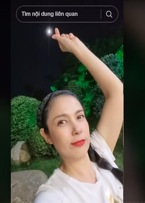 Nữ diễn viên cảm thấy bình yên khi ngắm trăng ngoài vườn. Ảnh: TikTok Việt Trinh.