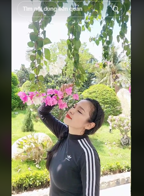 Việt Trinh trồng nhiều loại hoa, cây trái. Ảnh: TikTok Việt Trinh.