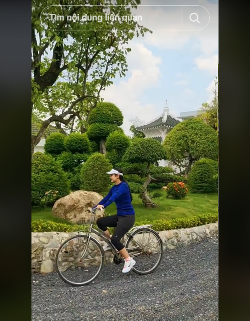 Việt Trinh thoải mái đạp xe trong khuôn viên rộng. Ảnh: TikTok Việt Trinh.
