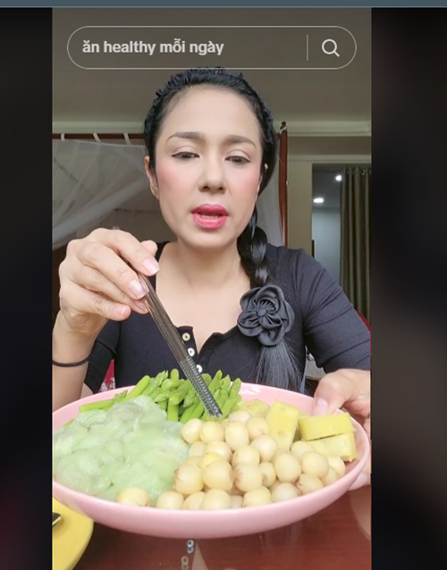 Việt Trinh không ít lần chia sẻ những bữa ăn đơn giản. Ảnh: TikTok Việt Trinh.
