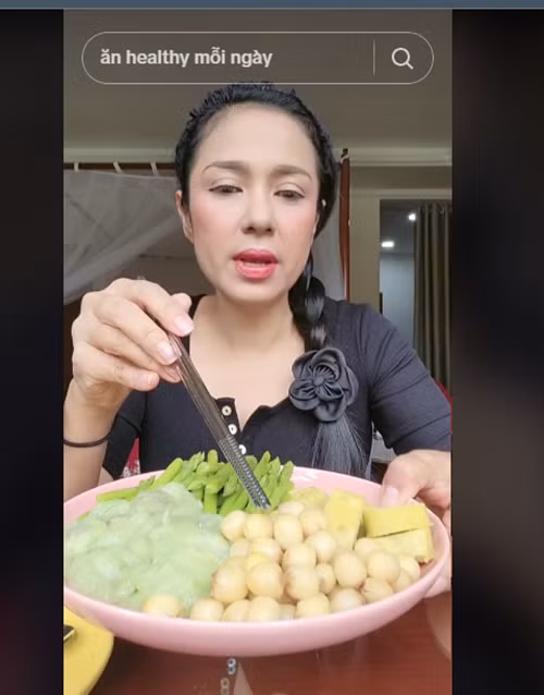 Việt Trinh không ít lần chia sẻ những bữa ăn đơn giản. Ảnh: TikTok Việt Trinh.