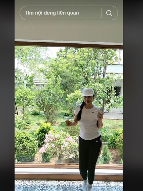 Trong nhà vườn rộng 3.000m2, Việt Trinh chăm tập thể thao. Ảnh: TikTok Việt Trinh.