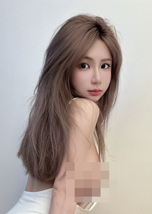 Mới đây, hot girl người Malaysia Josephy Li lộ điểm nhạy cảm bởi diện mốt "quên nội y".