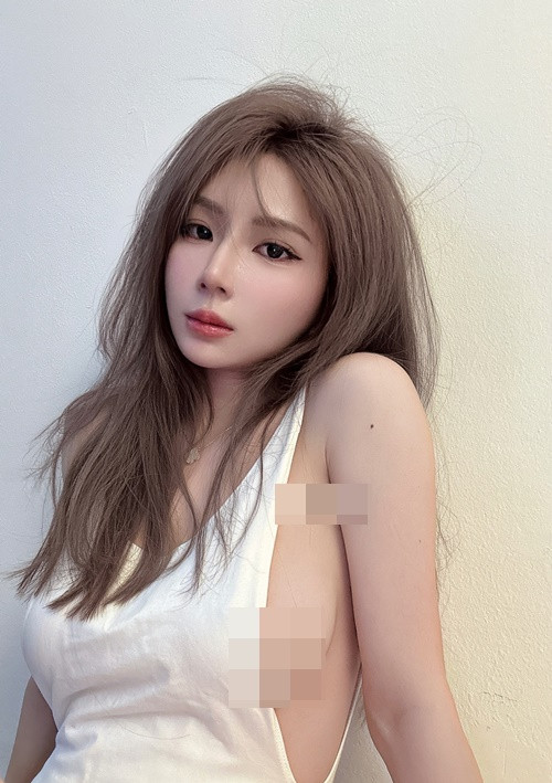 Diện váy hở lườn nhưng không mặc nội y, cô nàng hớ hênh gây phản cảm.