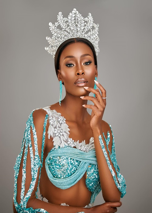 Sakhile Zie Dube giành vương miện Miss Zimbabwe 2024. Đối thủ của Kỳ Duyên được ví là viên ngọc trai đen. Sakhile từng lọt top 8 Miss Earth 2022 - Hoa hậu Trái đất 2022, top 24 Miss Supranational 2023. Ảnh: Instagram Sakhile Zie Dube.