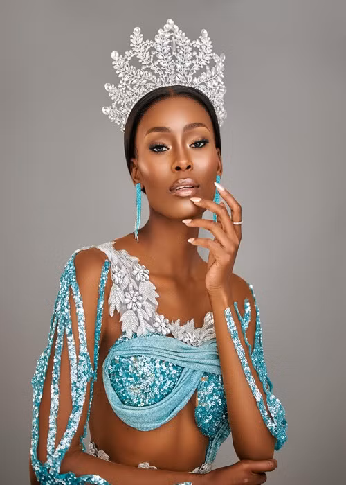 Sakhile Zie Dube giành vương miện Miss Zimbabwe 2024. Đối thủ của Kỳ Duyên được ví là viên ngọc trai đen. Sakhile từng lọt top 8 Miss Earth 2022 - Hoa hậu Trái đất 2022, top 24 Miss Supranational 2023. Ảnh: Instagram Sakhile Zie Dube.