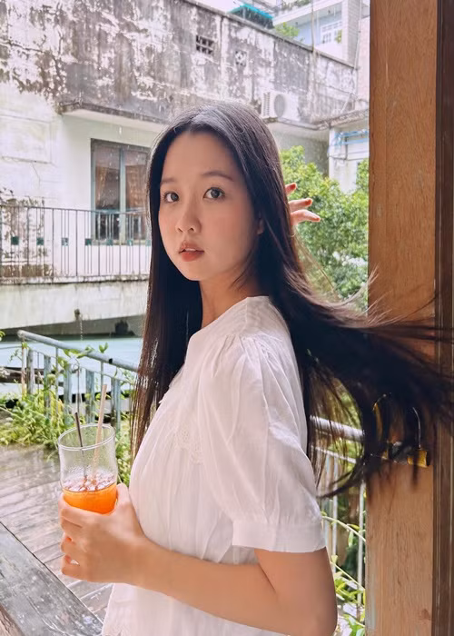 Ở đời thường, nữ diễn viên phim Cám thường trang điểm nhẹ nhàng, mặc giản dị, phù hợp với lứa tuổi. Ảnh: Instagram Lâm Thanh Mỹ.