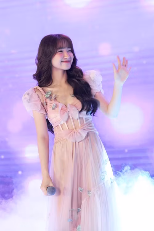 “Khi Hòa kiếm được nhiều tiền hơn, Hòa có thể báo hiếu bố mẹ, chăm sóc con cái, ra MV, làm các việc có ích cho xã hội”, nữ ca sĩ 9x trải lòng.