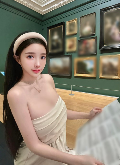 Amber chuộng váy áo bó sát, trễ nải khoe vòng một “ná thở”.