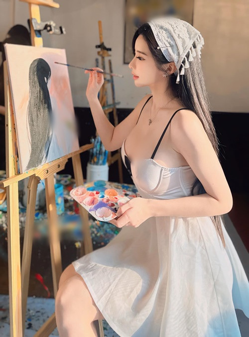 Hot girl người Malaysia có ngoại hình cuốn hút với thân hình chữ S gợi cảm cùng gương mặt xinh như thiên thần.