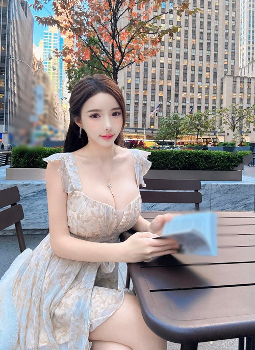 Hot girl xinh đẹp ngày càng nổi tiếng, một phần nhờ gu thời trang táo bạo.