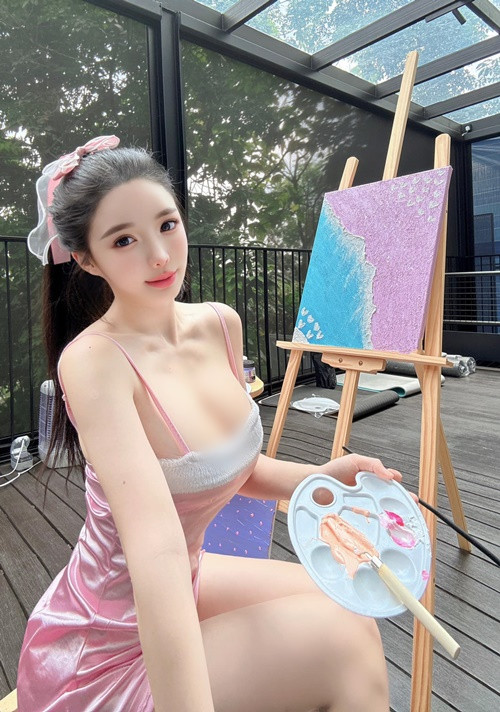 Cô nàng diện váy hai dây trễ nải khoe vòng một "khủng".