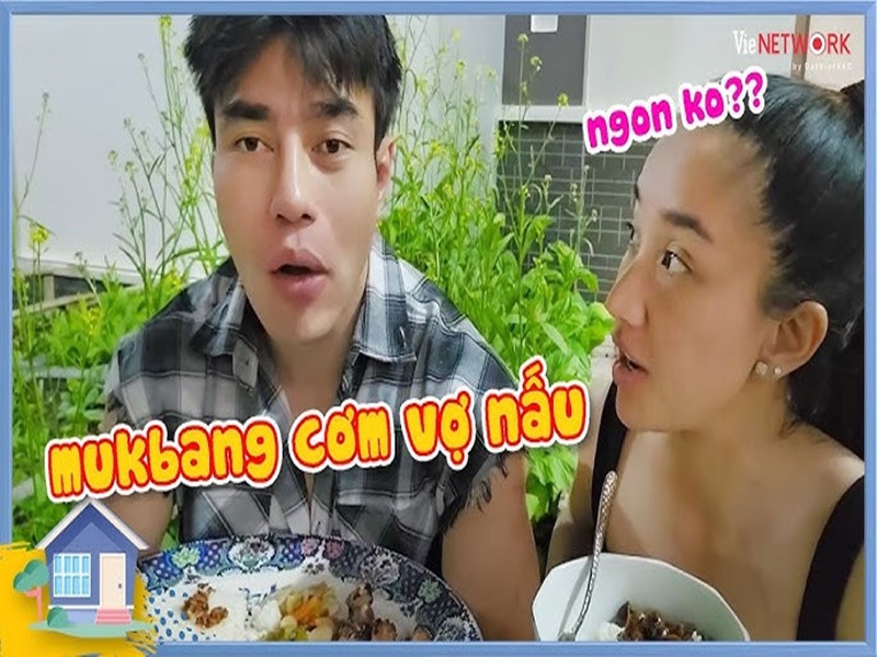 Lê Dương Bảo Lâm được vợ chiều chuộng. Trên Youtube, không ít lần anh đăng tải clip được vợ nấu cho ăn lúc sáng sớm hay đêm khuya sau khi đi quay về. Ảnh: Youtube Lê Dương Bảo Lâm.