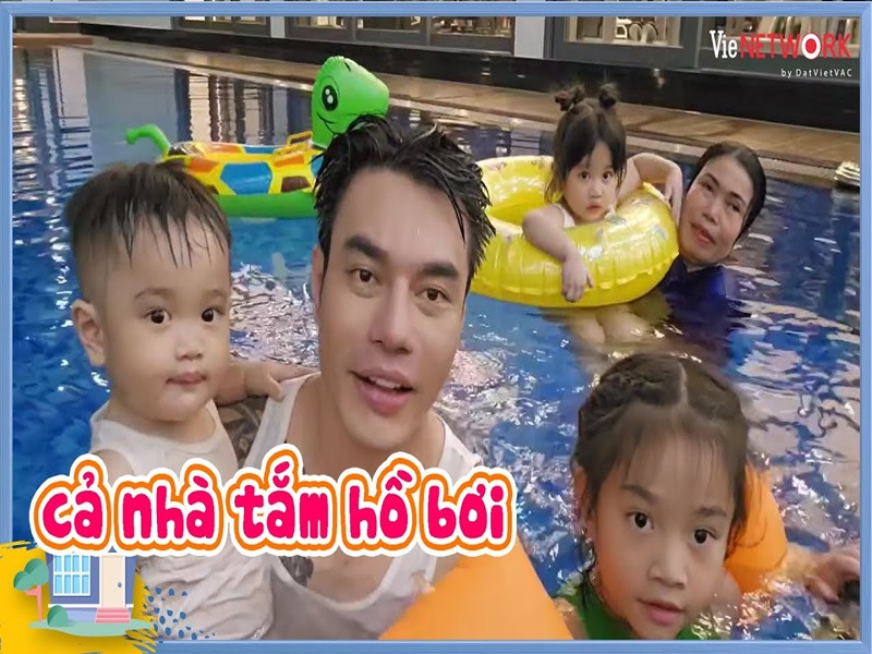 Nhà phố của Lê Dương Bảo Lâm có hồ bơi ngoài trời để các con của nam diễn viên có thể vui chơi mỗi buổi chiều. Ảnh: Youtube Lê Dương Bảo Lâm.