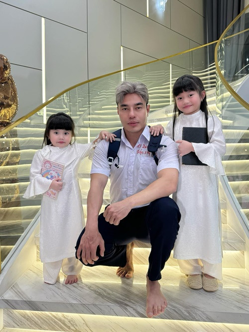 Lê Dương Bảo Lâm hoá nam sinh bên hai con gái diện áo dài. Ảnh: FB Lê Dương Bảo Lâm.