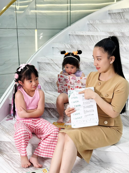 Quỳnh Quỳnh - vợ Lê Dương Bảo Lâm rất để tâm đến việc dạy các con học hành. Ảnh: FB Quỳnh Quỳnh.