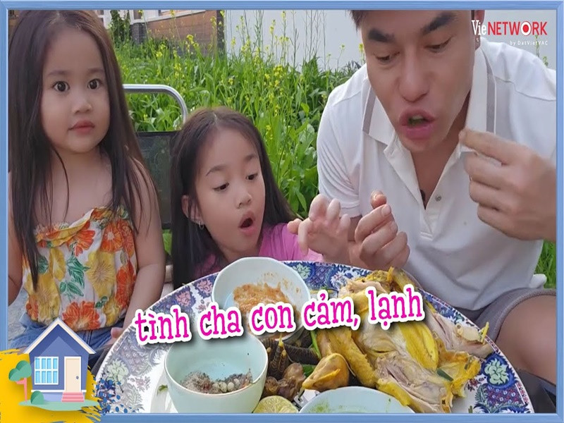 Nam diễn viên còn quay các clip ăn uống cùng các con. Ảnh: Youtube Lê Dương Bảo Lâm.