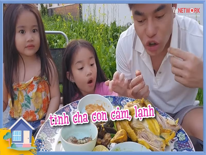 Nam diễn viên còn quay các clip ăn uống cùng các con. Ảnh: Youtube Lê Dương Bảo Lâm.