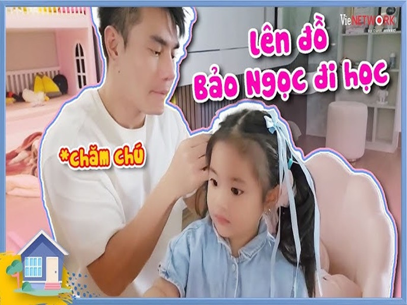 Nam diễn viên hài lên đồ cho con gái đi học. Ảnh: Youtube Lê Dương Bảo Lâm.