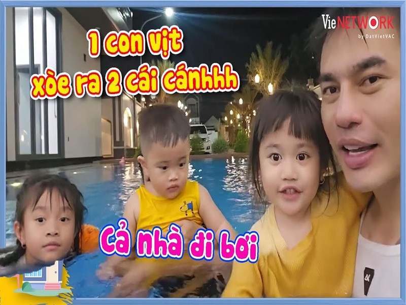 Lê Dương Bảo Lâm thường xuyên dạy các con bơi lội. Ảnh: Youtube Lê Dương Bảo Lâm.