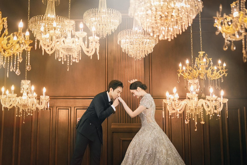 Cặp đôi diễn viên Anh Đức - Quỳnh Anh vừa hé lộ bộ ảnh cưới đẹp lung linh.