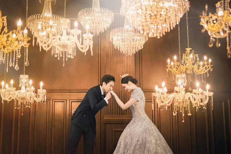 Cặp đôi diễn viên Anh Đức - Quỳnh Anh vừa hé lộ bộ ảnh cưới đẹp lung linh.