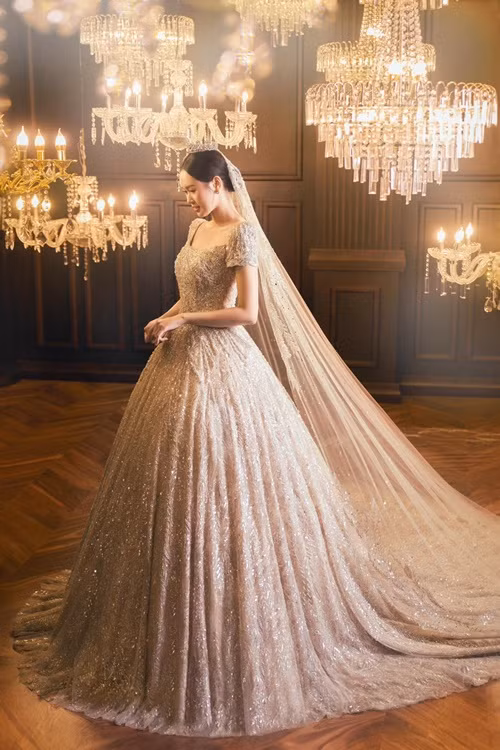 Quỳnh Anh chia sẻ: "Lần này chắc chắn là còn 10 ngày nữa thôi. Hẹn gặp quý vị thân thương vào 10/9 chung vui cùng với vợ chồng em".