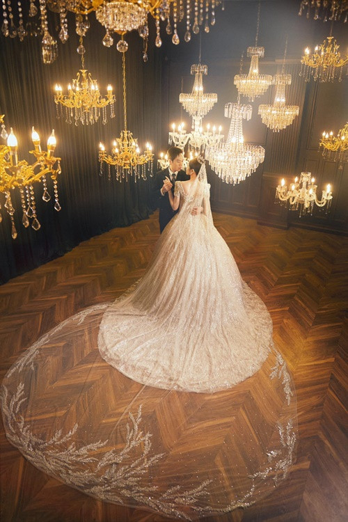 Đôi uyên ương có tạo hình công chúa, hoàng tử.