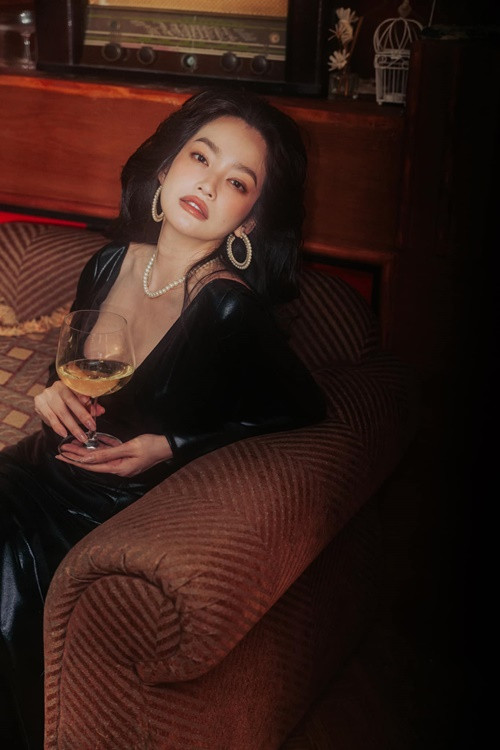 Trúc Diễm khiến người đối diện khó rời mắt bởi vẻ ngoài trẻ trung, nóng bỏng.