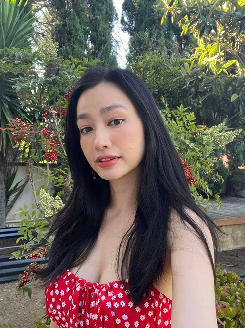 Để giữ vóc dáng thon gọn, cải thiện sức khỏe, Trúc Diễm duy trì việc đi bộ, tập yoga.