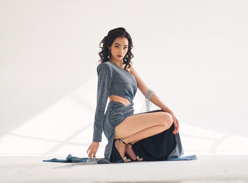 Người đẹp sinh năm 1987 cũng từng gây chú ý khi diện váy xẻ tà cao táo bạo.