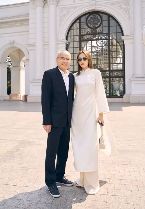 Năm 2014, khi Kỳ Duyên đăng quang Hoa hậu Việt Nam, bố nàng hậu chia sẻ trên Vietnamnet, sau nhiều năm làm lụng chắt bóp, vợ chồng ông đã mua được hai căn nhà ở Hà Nội. Ảnh: FB Kỳ Duyên.