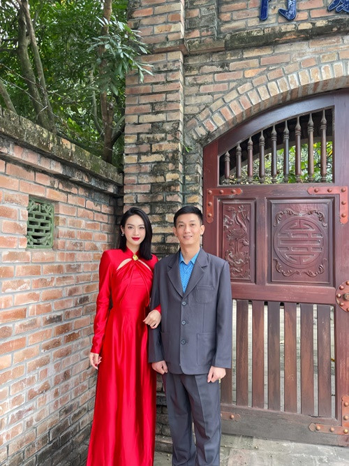 Người đẹp Điện Biên cho biết, đối với cô, bố là một người thầy đặc biệt. Ông dạy học đã được 20 năm, luôn lặn lội đến trường. Ảnh: FB Vũ Thúy Quỳnh.