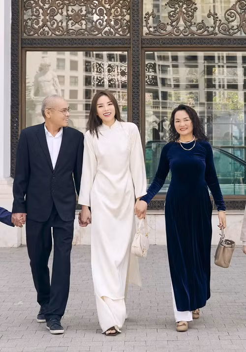 Bố mẹ từng theo sát Kỳ Duyên sau khi cô trở thành hoa hậu. Ảnh: FB Kỳ Duyên.