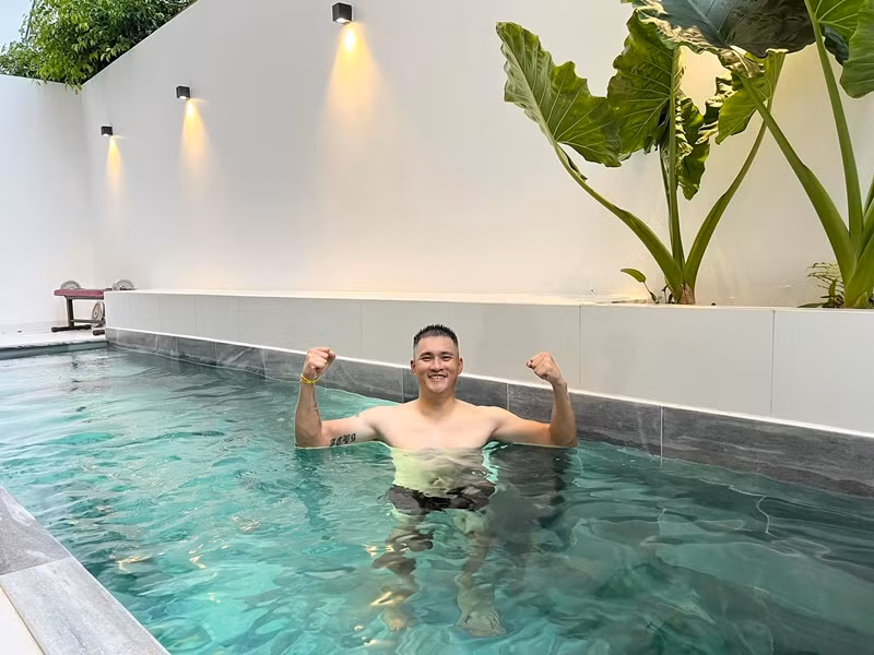 Công Vinh chia sẻ hình ảnh bơi lội trong cơ ngơi bạc tỷ. Ảnh: FB Công Vinh.