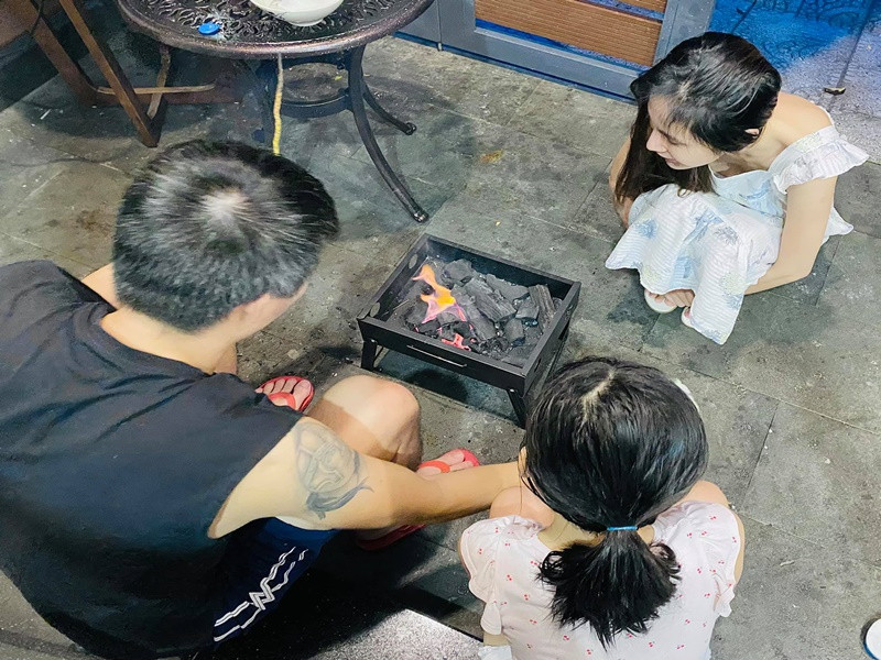 Công Vinh - Thủy Tiên quây quần bên con gái. Ảnh: FB Thủy Tiên.