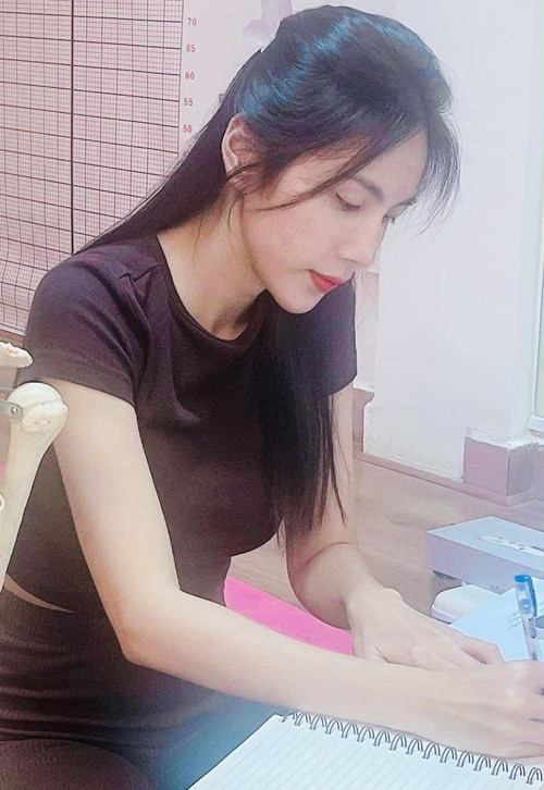 Nữ ca sĩ gây bất ngờ khi chia sẻ hình ảnh học giải phẫu. "Mình sẽ không thể biết mình thích trở thành người như thế nào trong tương lai, nên hãy học hết tất cả những thứ mà mình muốn học, làm hết những thứ mình muốn làm. Học, học nữa... học mãi", cô viết. Ảnh: FB Thủy Tiên.