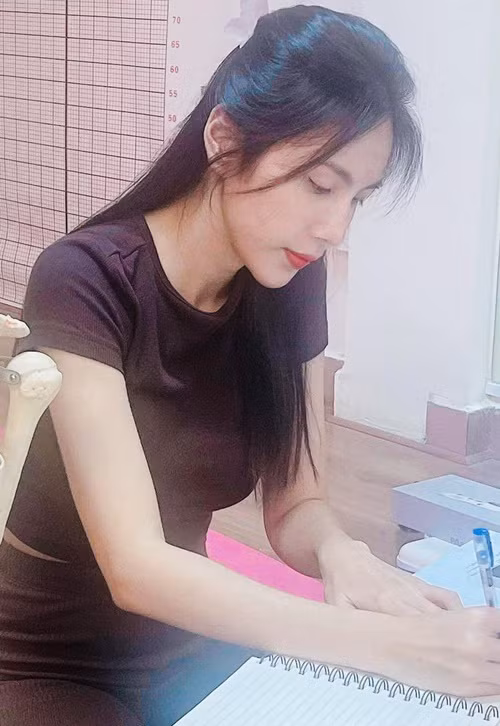 Nữ ca sĩ gây bất ngờ khi chia sẻ hình ảnh học giải phẫu. "Mình sẽ không thể biết mình thích trở thành người như thế nào trong tương lai, nên hãy học hết tất cả những thứ mà mình muốn học, làm hết những thứ mình muốn làm. Học, học nữa... học mãi", cô viết. Ảnh: FB Thủy Tiên.