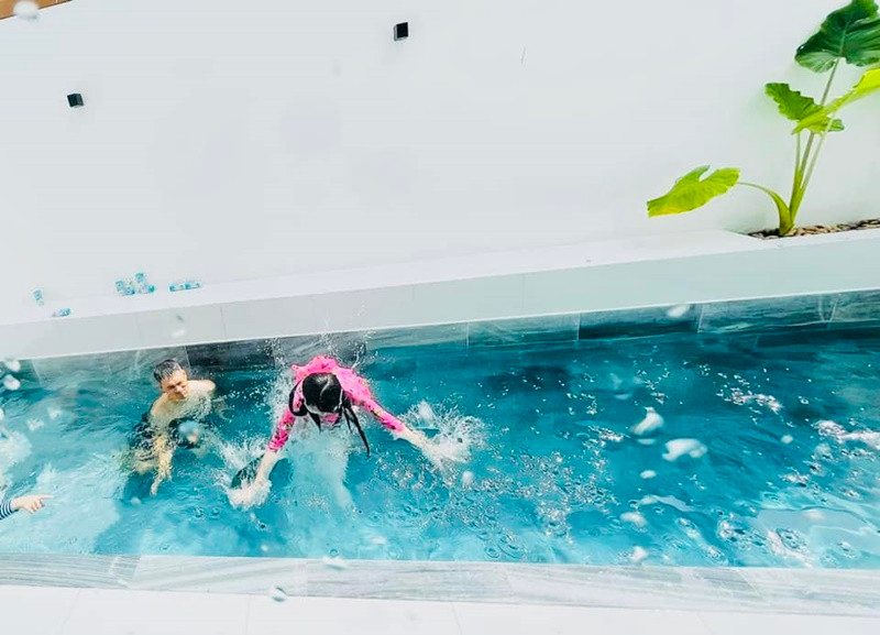 Con gái Thủy Tiên nô đùa trong bể bơi ngoài trời trong biệt thự. Ảnh: FB Thủy Tiên.