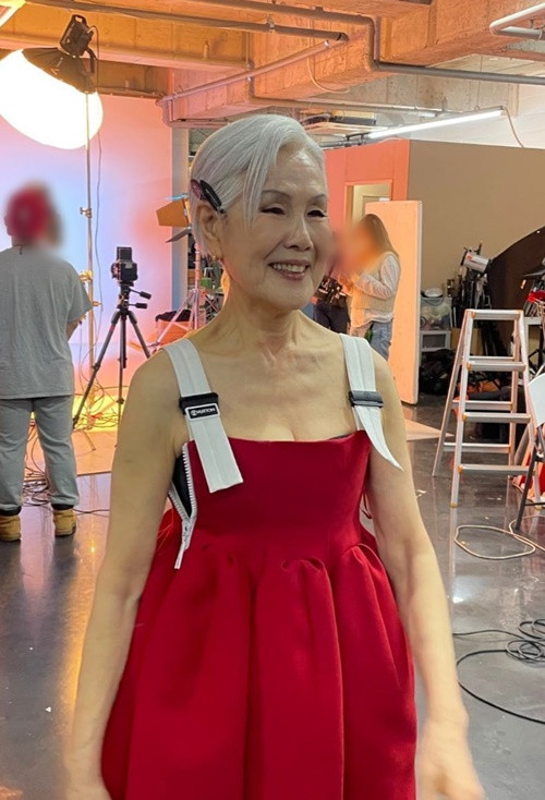 Bà Choi tươi tắn ở hậu trường chụp ảnh. Ảnh: Instagram Choi Soon Hwa.