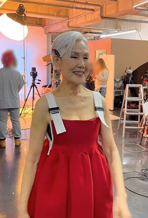 Bà Choi tươi tắn ở hậu trường chụp ảnh. Ảnh: Instagram Choi Soon Hwa.