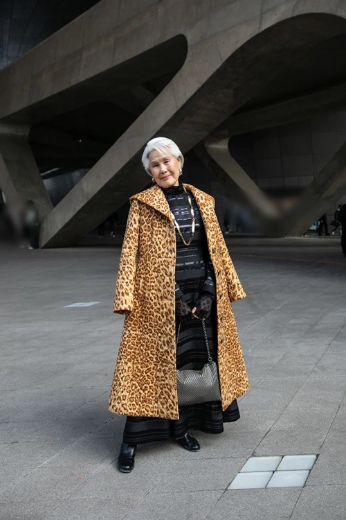 Cụ bà 80 tuổi ăn mặc sành điệu khi tham gia một sự kiện. Ảnh: Getty.