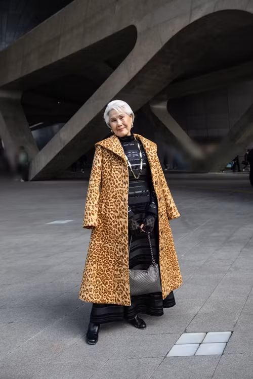 Cụ bà 80 tuổi ăn mặc sành điệu khi tham gia một sự kiện. Ảnh: Getty.