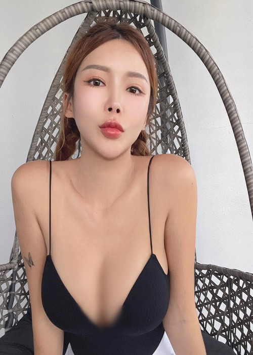 Thiết kế xẻ ngực sâu là trang phục yêu thích của cô nàng.